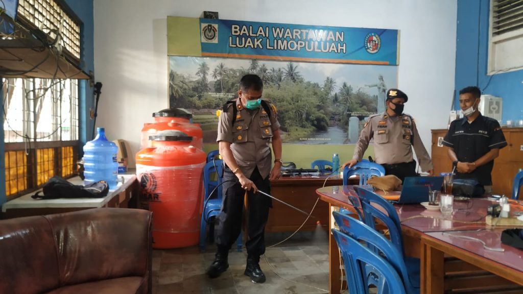 Peduli Wartawan Polres Payakumbuh Lakukan Penyemprotan Disinfektan Di