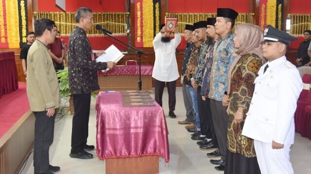 Pj Wali Kota Pariaman Roberia Melantik Pengganti Kepala Desa Dan