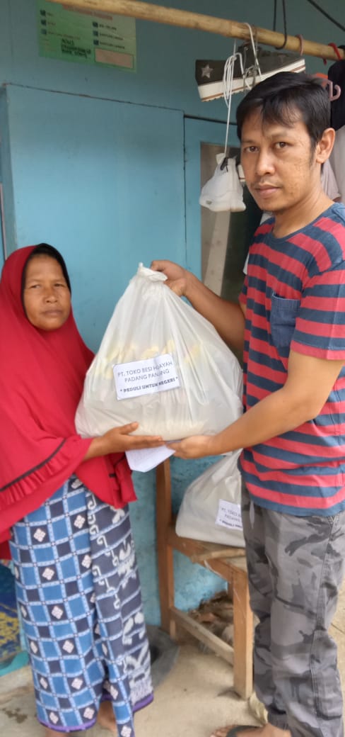 Foto: Karyawan PT. Hidayah Syari'ah Hotel Serahkan paket Sembako kepada Salah Seorang Warga Terdampak Covid-19