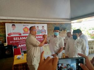 Penyerahan Surat Rekomendasi langsung dari Ketua DPD Gerindra Adre Rosiade kepada Maryanto di RM Bernama Jambak. Kamis (23/07/2020) Siang