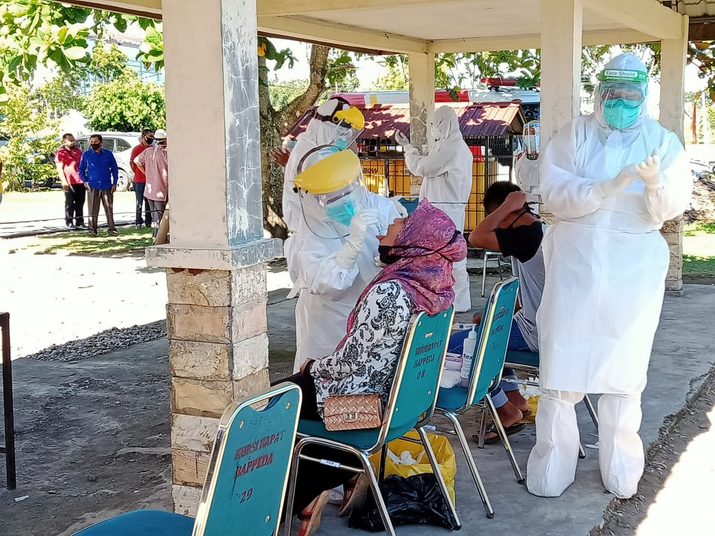 Foto : Sejumlah Masyarakat Ikuti Tes Swab di Halaman Bapedda Pasaman Barat, Senin (10/08/2020)