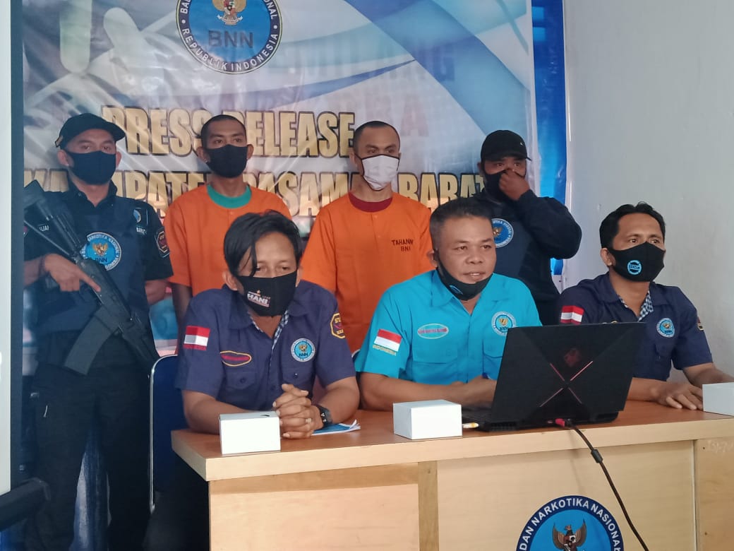 Foto : Kepala BNNK Pasaman Barat, Irwan Effenry Bersama Petugas BNKK dan 2 Tersangka Saat Menggelar Konferensi Pers di Ruang BNNK Setempat, Selasa (11/08/2020)