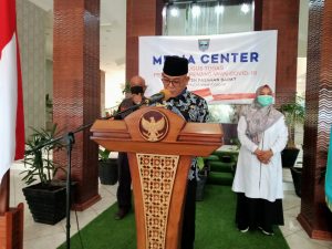 Keterangan Foto : Bupati Pasaman Barat H Yulianto Saat Melakukan Konferensi Pers di Kantor Bupati Setempat, Rabu (02/09/2020) Sore