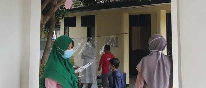 Keterangan Foto : Tim RSUD Lakukan Tes Swab di Halaman Kantor Kejaksaan Negeri Pasaman Barat