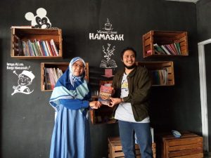 Penyerahan Buku Antologi Puisi Simpul Hati oleh Pembina Ruang Kreatif Hamasah Imratul Handayani, M.Pd kepada Ubai Dillah Al Anshori