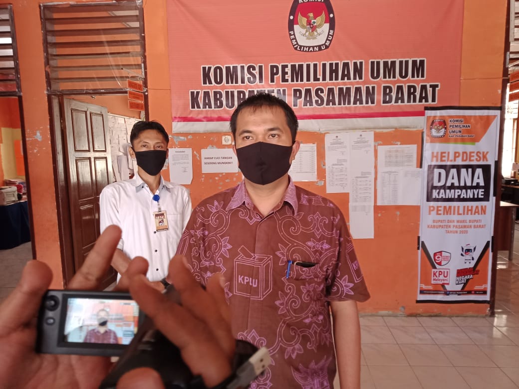 Komisioner KPU Pasaman Barat Alfi Syahrin Saat Diwawancarai Wartawan di Kantor KPU Pasaman Barat, Senin (12/10/2020) Pagi