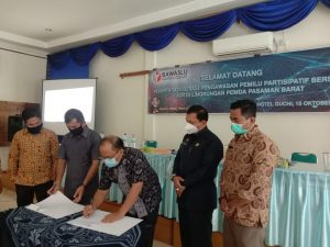 Pjs Bupati Pasaman Barat Hansastri Bersama Ketua Bawaslu Pasaman Barat Emra Patria, Saat Melakukan Penandatanganan Kerja Sama Terkait Kenetralan ASN di Aula Hotel Gucci Simpang Empat, Kamis (15/10/2020)