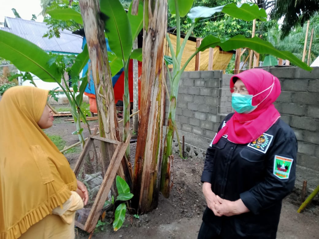 Anggota DPD RI Emma Yohanna Melakukan Kunjungan Ke Salah Satu Rumah Warga Bernama Endrizal Saat Didampingi Istrinya Kasmawati, yang Mendapatkan Bantuan Bedah Rumah Layak Huni di Nagari Kapa, Sabtu (31/10/2020) Siang