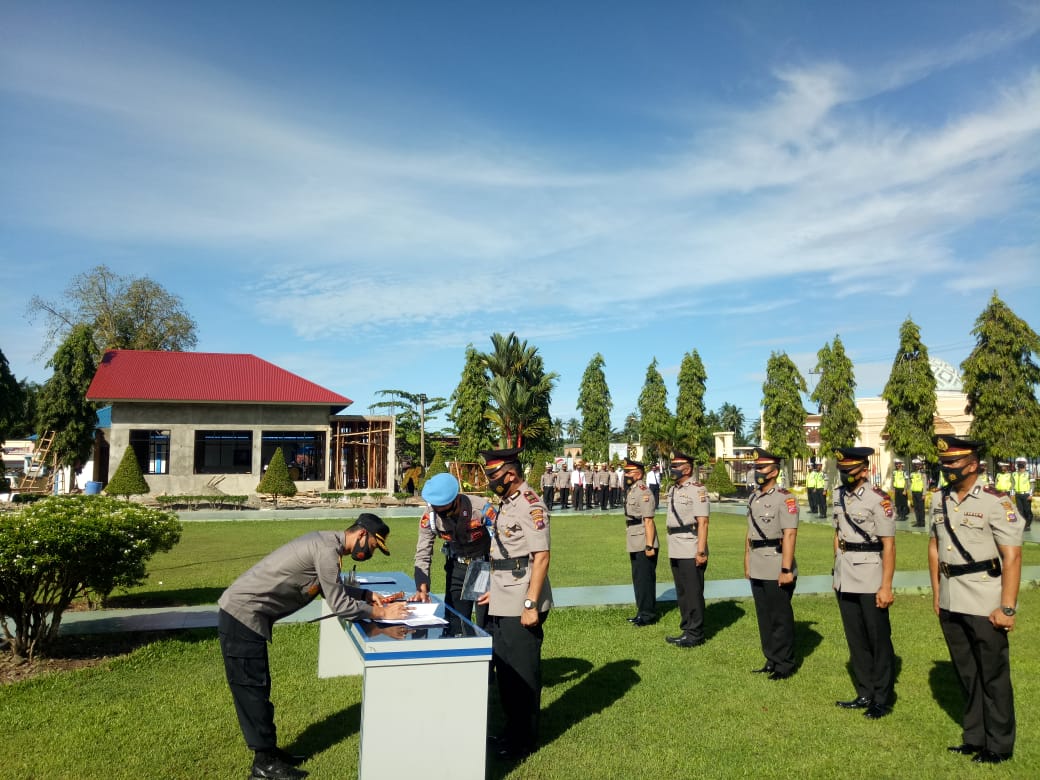 Upacara Serah Terima Jabatan Dipimpin oleh Kapolres Pasaman Barat, AKBP Sugeng Hariyadi, S.IK di Halaman Polres Pasaman Barat, Kamis (05/11/2020) Pagi