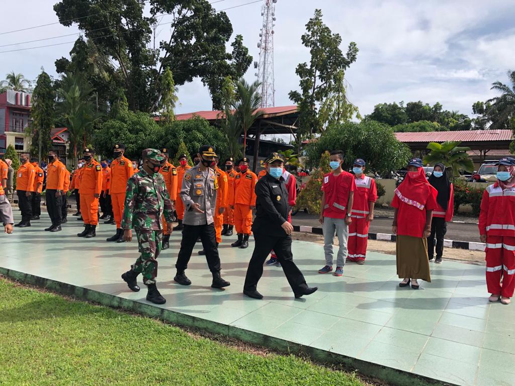 Pjs. Bupati Pasaman Barat Hansastri Saat Melakukan Pengecekan Pasukan di Setiap Barisan Apel dalam Rangka Memastikan Kesiapan Pasukan dalam Penanggulangan Bencana di Halaman Polres Pasaman Barat (Ist)