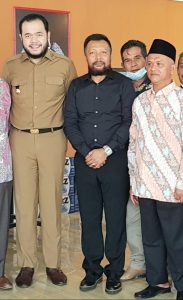 Foto Bersama, (dari Kanan ke Kiri), Pemilik Kareta Cafe & Resto Reborn, Haji Edi Erizon St Nagari, Ketum A'86 SMAN Padang Panjang, Tofani Saputra, Walikota Padang Panjang Fadly Amran, dan di Belakang, Anggota DPRD Nasrul Efendi