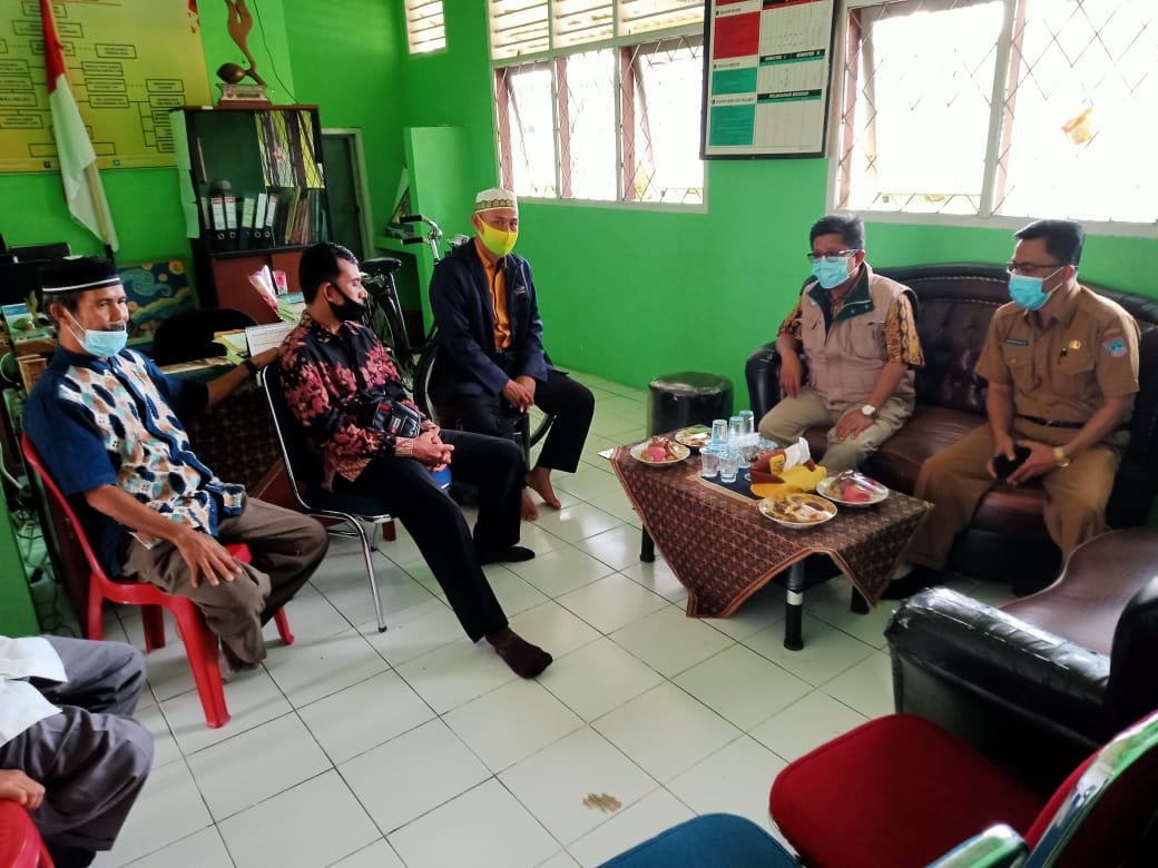 Pengurus Baznas Provinsi Sumbar Wakil Ketua II H. Syafrudin Halimy Bersama Ketua Yayasan SMP IT Darul Hikmah Simpang Tiga Muhajir dan Kabag Kesra Kantor Bupati Pasbar Hendrizal Beserta Pengurus Baznas Pasbar Saat Berdiskusi di SMP IT Darul Hikmah Simpang Tiga, Selasa (08/12/2020) Pagi