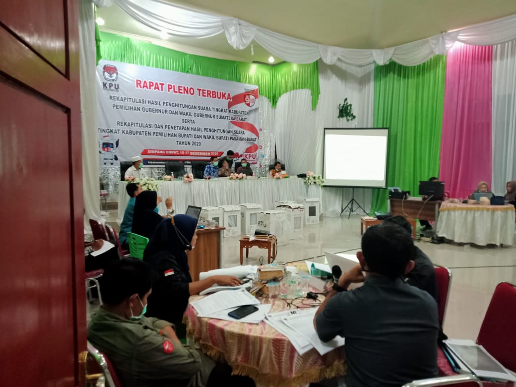 Sedang Menggelar Rapat Pleno Terbuka Rekapitulasi Perhitungan Suara Pemilihan Bupati dan Wakil Bupati Pasaman Barat di Aula Kantor KPU Pasaman Barat, Kamis (17/12/2020) Malam