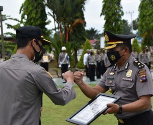 Kapolres Pasaman Barat AKBP Sugeng Hariyadi, S.IK Memberikan Piagam Penghargaan Kepada Kabag Sumda Polres Pasaman Barat Kompol Muzhendra, SH, MH di Mako Polres Setempat