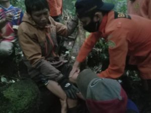 Tim SAR Gabungan Pasaman Barat Saat Melakukan Evakuasi 2 Orang Pendaki Gunung Talamau Asal Provinsi Jambi