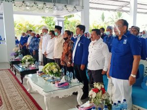 H Baharuddin R saat berdiri pakai (baju biru PAN lengan pendek celana putih) sebelah kiri paling ujung.