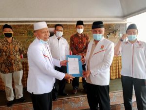 Mahyeldi menyerahkan SK Hamsuardi Menjadi anggota MPW PKS Sumbar di RM Bernama Jambak, Pasaman Barat, Sabtu (23/1/2021) siang.