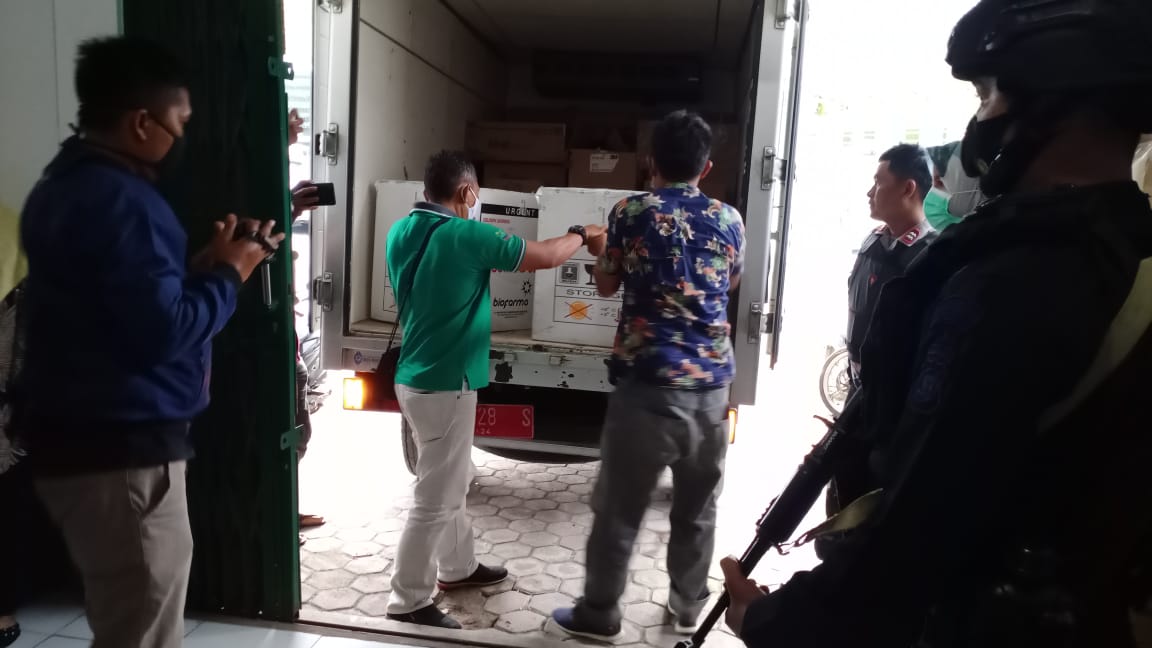 Saat Vial Vaksin Sinovac Covid-19 Tiba di Kantor Dinas Kesehatan Kabupaten Pasaman Barat, Kamis (28/01/2021) Sore