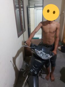 Foto : Pelaku SS Diduga Pencuri Sepeda Motor Diamankan di Polsek Kinali (Istimewa)