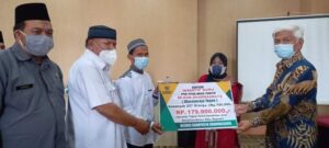 Foto : Wakil Bupati Dharmasraya, Dasril Panin DT Labuan (Kanan), Menyerahkan Dana Insentif Secara Simbolis Bagi 257 Orang Guru TPQ,TPSQ, MDA dan Tahfidz di Daerah itu, Rabu (15/06/2021)