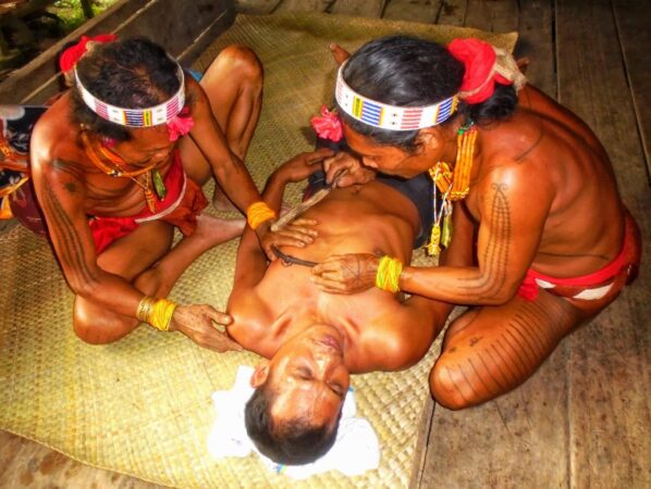 Pembuatan tatto Mentawai (Foto Kemenpar)