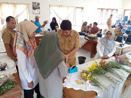 Bantu Peningkatan Nilai Jual Bunga Krisan, Penyuluh Dibekali Keterampilan Rangkai Bucket Krisan