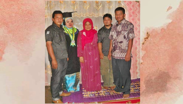 Foto bersama Peltu Riswadi Zahar (paling kanan) bersama ibu dan ketiga adiknya sesudah acara wisuda adiknya yang paling bungsu.