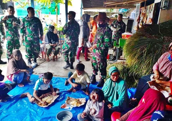 Peltu Riswadi Zahar beserta prajurit TNI-AD lainnya melakukan Komsos dengan masyarakat di Gunung Sarik, Kuranji Padang.