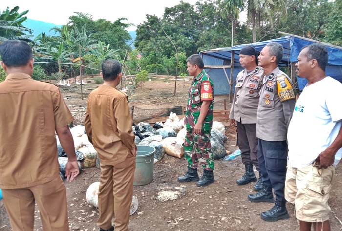 Peltu Riswadi Zahar bersama pemerintah kelurahan melakukan sidak ke lapangan di tempat pembuangan limbah ayam potong di Gunung Sarik.