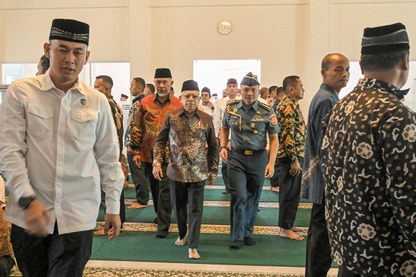 Wapres RI dan Gubernur Sholat Jum'at di Masjid Baitul Auliya Komplek Kantor Gubernur Sumbar