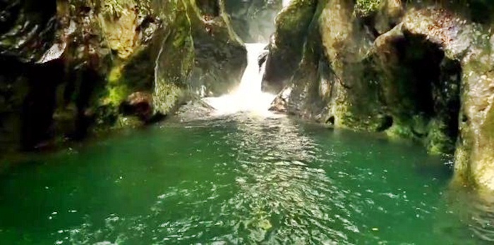 Ngunung Tarak, Pesona Keindahan Air Terjun Tersembunyi di Bumi Sumatera. (Foto Captured Youtube : Tomii Fernando )