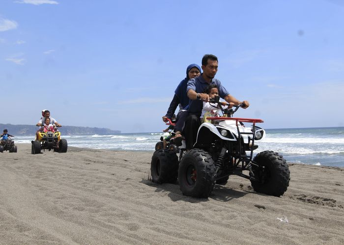 Petualangan Seru di Pantai Pasir Jambak, Menikmati Keindahan dan Sensasi Bermain ATV. (Foto : Dok. Istimewa)