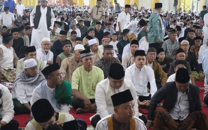 Ketua DPRD dan Bupati Dharmasraya Salat Idul Fitri di Masjid Agung Dharmasraya