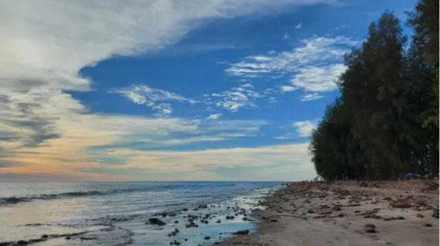 Pantai Pasir Jambak, Wisata Pantai Padang dengan Dua Warna Pasir yang Spektakuler (Foto: Dok.Istimewa)