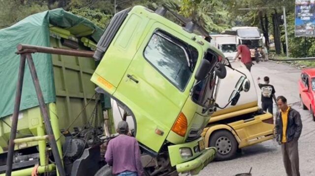 2 Truk Gagal Nanjak di Sitinjau Lauik, Polisi Berlakukan Sitem Buka-Tutup