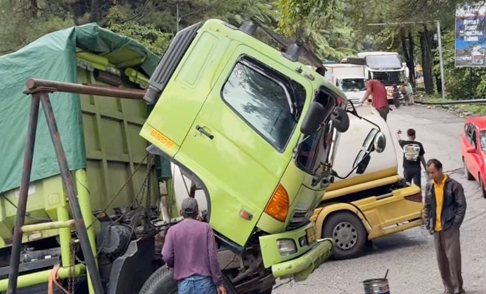 2 Truk Gagal Nanjak di Sitinjau Lauik, Polisi Berlakukan Sitem Buka-Tutup