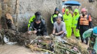 Banjir Bandang Landa Sukabumi, Polri Evakuasi Ibu dan Bayi dari Gang Terendam Air