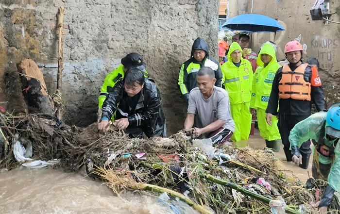 Banjir Bandang Landa Sukabumi, Polri Evakuasi Ibu dan Bayi dari Gang Terendam Air