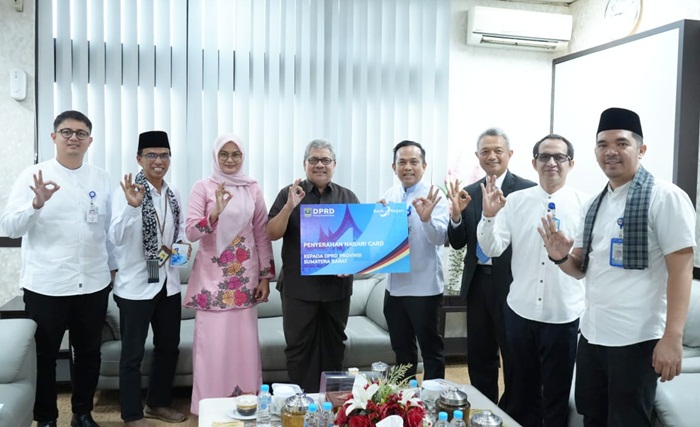 Bank Nagari Serahkan Kartu E-Tol kepada Pimpinan dan Anggota DPRD Sumbar, Muhidi Ini Mempermudah Tugas Kedewanan