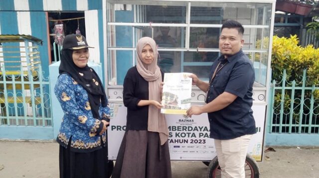 Baznas Kota Padang Salurkan Bantuan Gerobak untuk UMKM di Belakang Tangsi