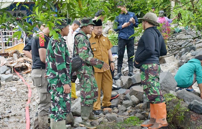 Bupati Agam Tinjau Rumah Warga Terdampak Longsor di Sigiran Tanjung Raya