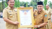 Bupati Dharmasraya Serahkan Penghargaan kepada Individu, UPT, dan OPD Berprestasi