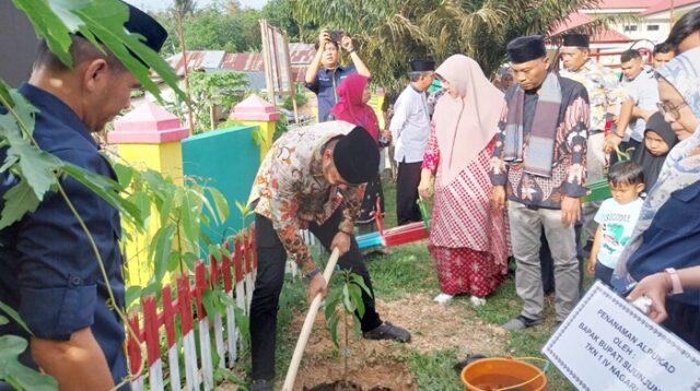 Bupati Sijunjung Benny Dwifa Yuswir Tanam Alpukat di TKN 1 IV Nagari