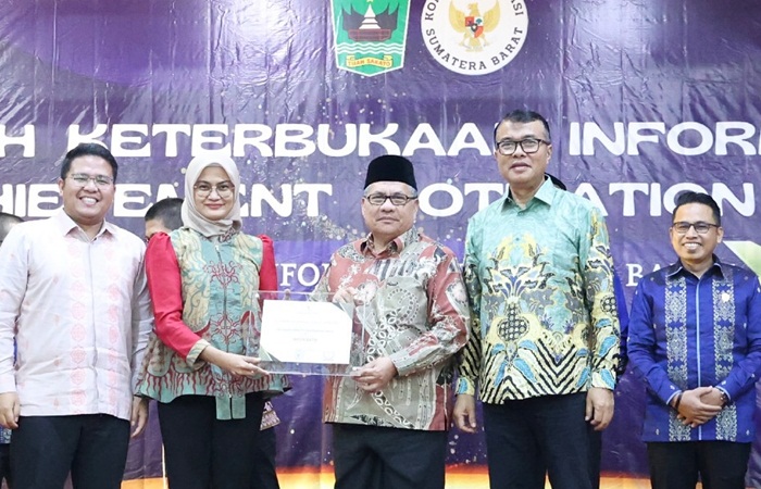 DPRD Sumbar Raih Predikat Informatif untuk Kelima Kalinya dalam Anugerah Keterbukaan Informasi Publik 2024