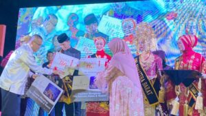 Gubernur Sumbar Serahkan Hadiah Kepada Uda-Uni Sumbar 2024