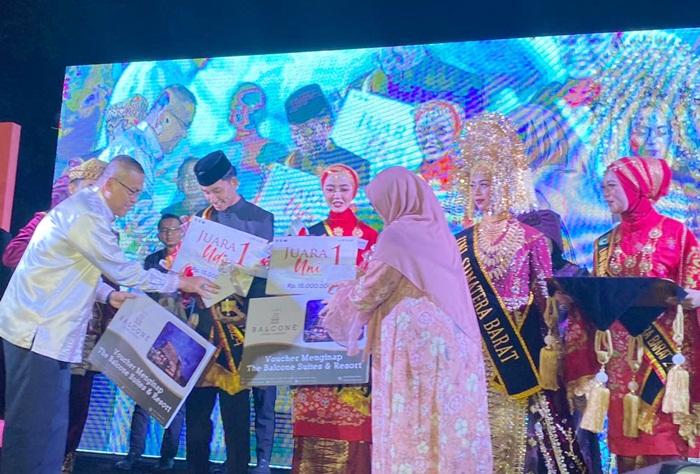 Gubernur Sumbar Serahkan Hadiah Kepada Uda-Uni Sumbar 2024