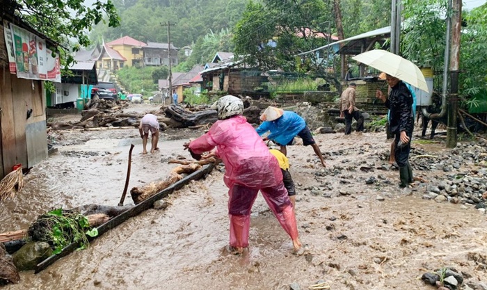 Longsor Hantam Jorong Sigiran Agam, 4 Rumah Rusak dan Akses Jalan Lingkar Danau Maninjau Lumpuh Total