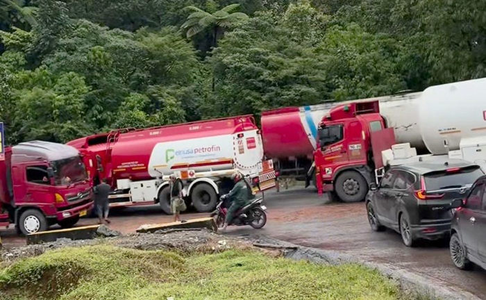 Minyak CPO Tumpah di Sitinjau Lauik, Terjadi Kemacetan Parah Hingga 2 Kilometer