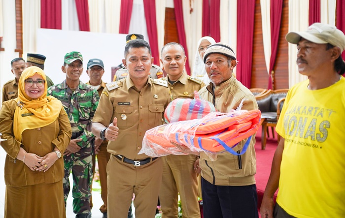 Pemkab Solok Serahkan Bantuan Alat Penangkapan Ikan kepada 5 Kelompok Nelayan di Danau Diatas