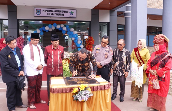 Pj Wali Kota Resmikan Gedung Perpustakaan Umum Daerah Payakumbuh dalam Rangka HUT Kota ke-54